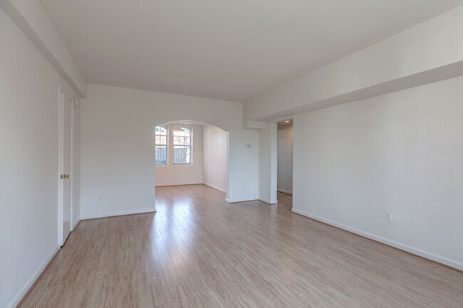 Building Photo - 1733 N Queens Ln