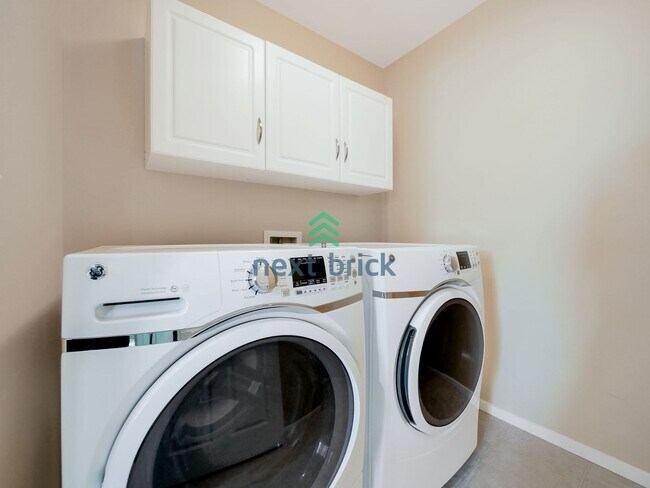 Building Photo - Rare 3 Bedroom 2.5 Bath Townhome for Rent!