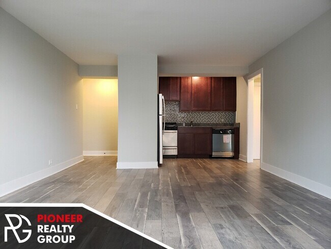 Building Photo - High rise in Lakeview East