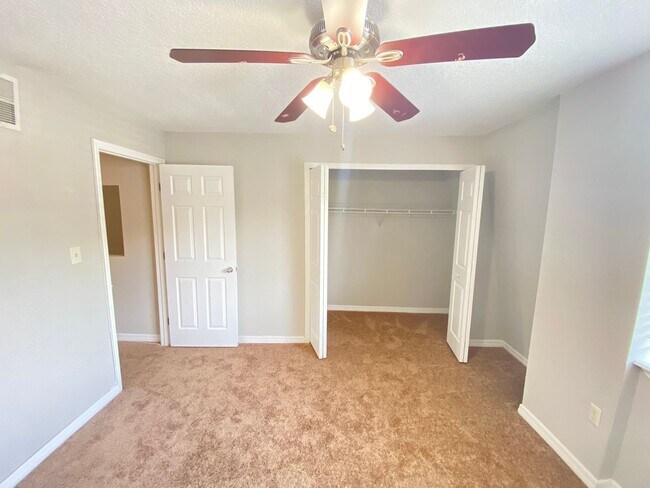 Building Photo - Beautiful 2/1.5 Condo in Orlando! New Carpet!