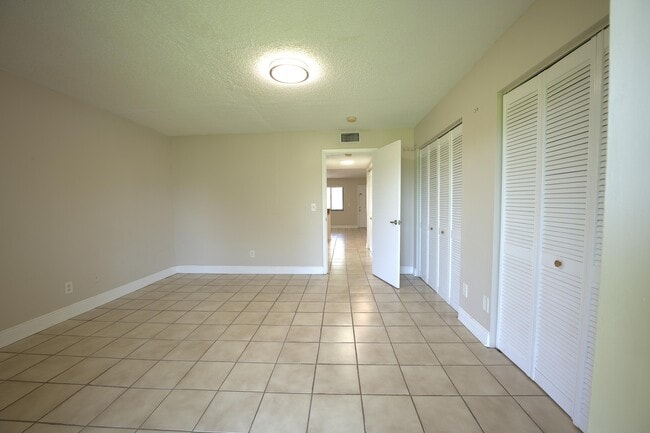 Building Photo - 1523 Meadows Cir
