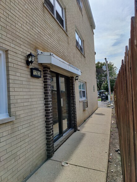 Entrance - 1283 E Washington St