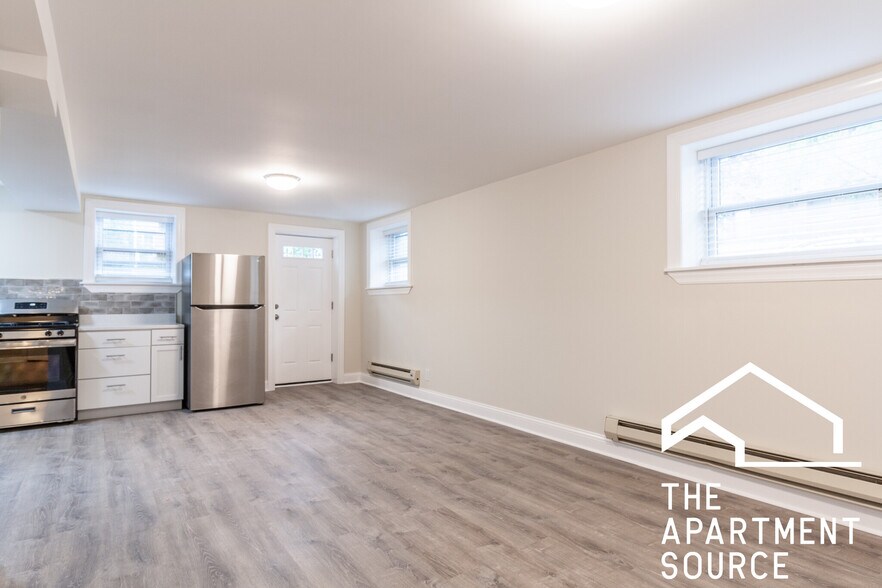 Building Photo - 852 W George St