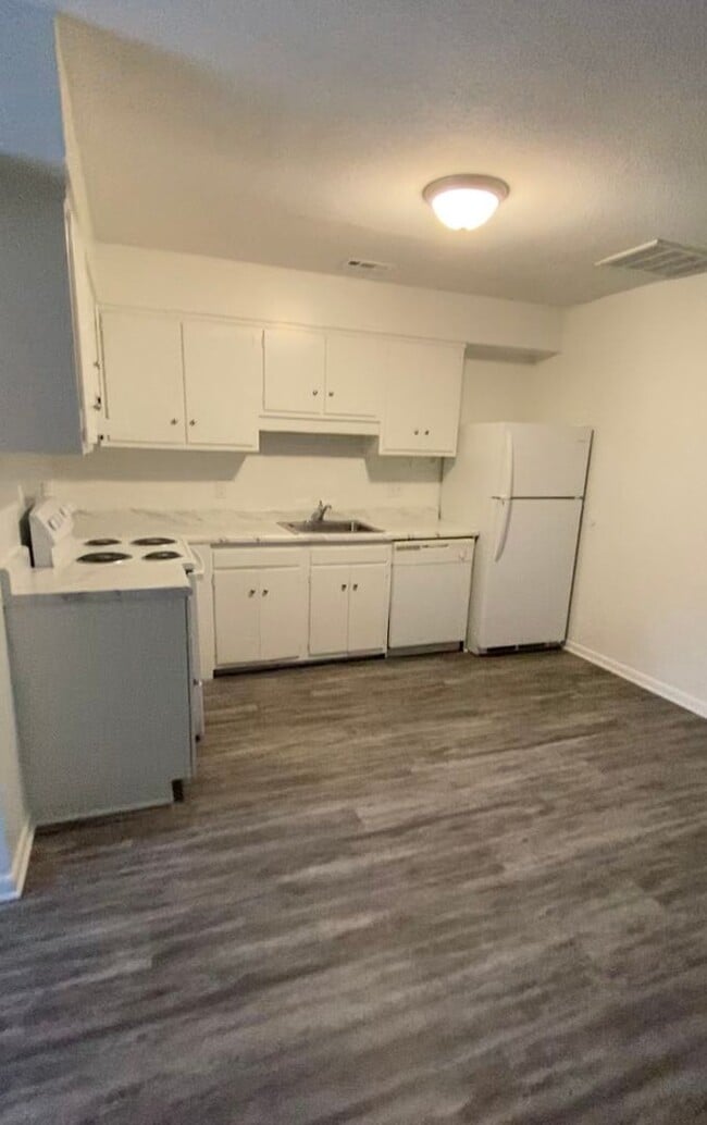 Building Photo - 1400 Gorman St. 1 Bedroom / 1 Bathroom ~ W...