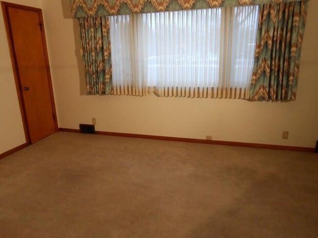 Building Photo - 2225 W Silver Spring Dr