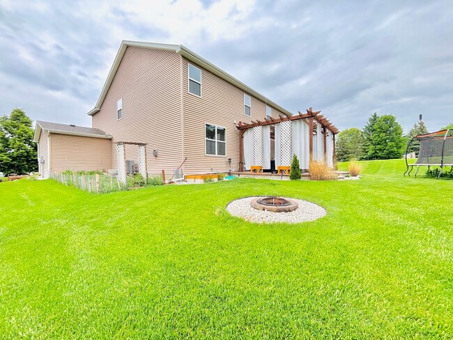 Building Photo - ONE OF A KIND 5bed/4bath!  *HOME THEATER* ...