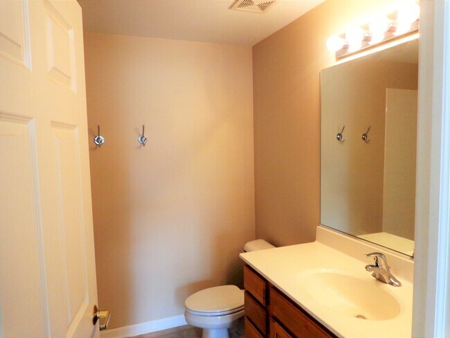 Building Photo - 410 W Mahogany Ct