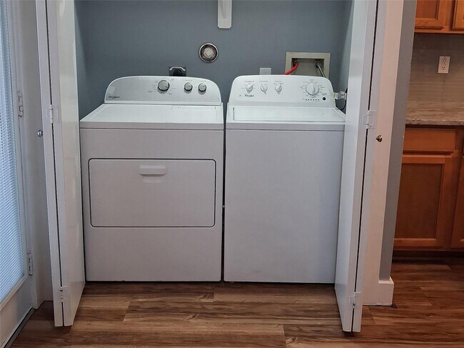 Building Photo - 415 Laurel Pine Dr