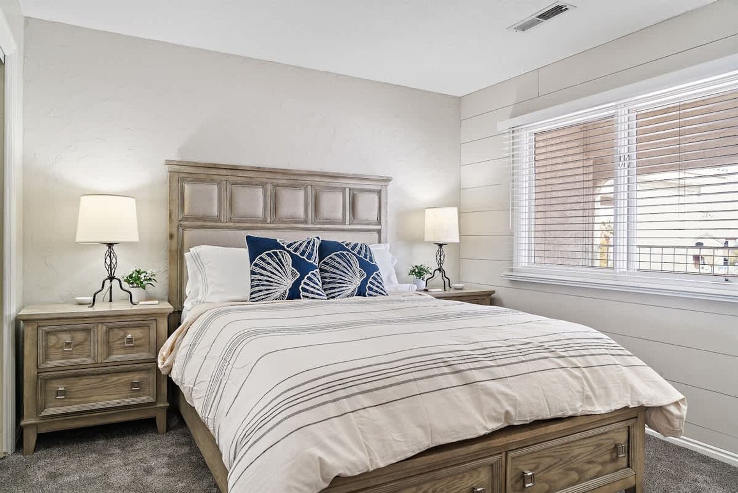 Building Photo - 1845 W Canyon View Dr