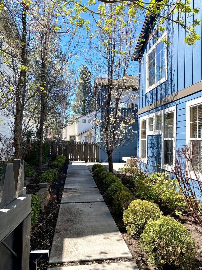 Building Photo - Charming and unique 2 BR in an upscale west Bend neighborhood