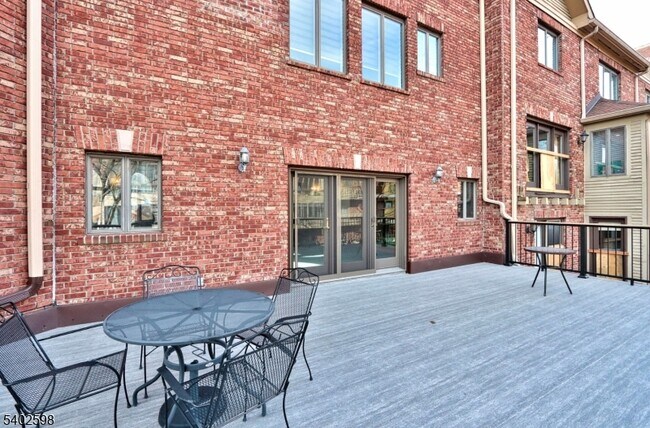 Building Photo - 35 Mews Ln