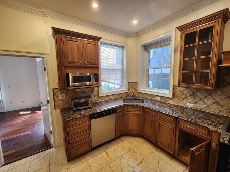 Building Photo - 566 E 5th St