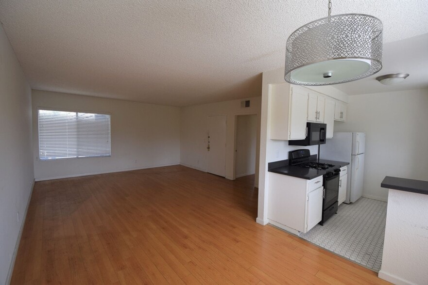 Building Photo - 4930 Whitsett Ave