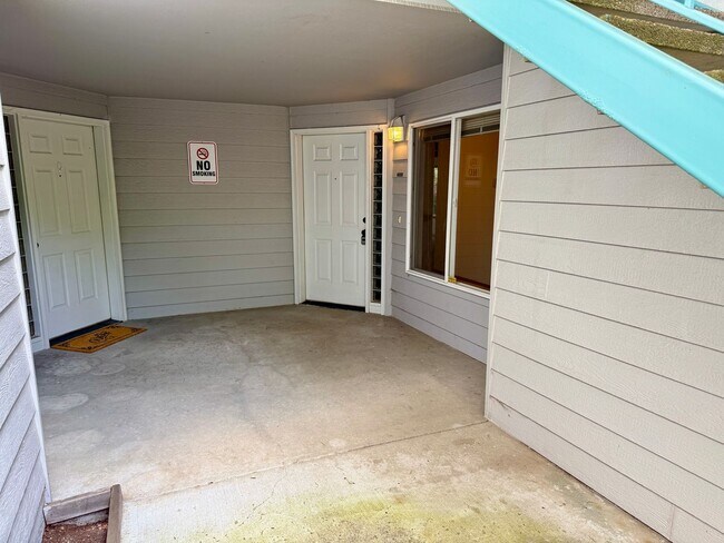 Building Photo - Large 980sq. 1 bedroom apartment with attached garage plus 1 parking space