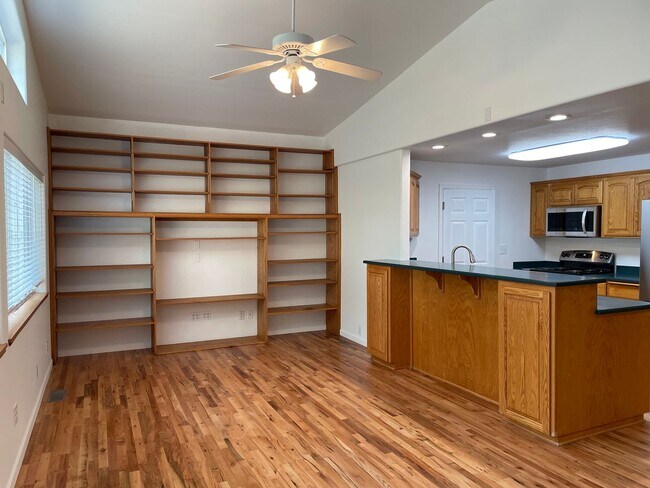 Building Photo - Nice 3 Bedroom 2 Bath Home-Office Space-Lo...