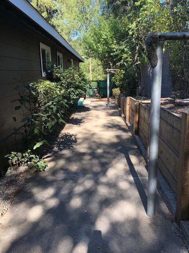 Building Photo - 2034 Redwood Dr