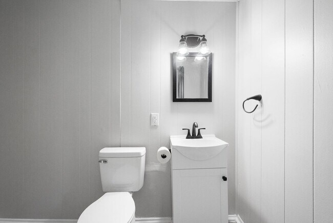 Building Photo - Stunning 5 bedroom home in Sheraden available March 1st!