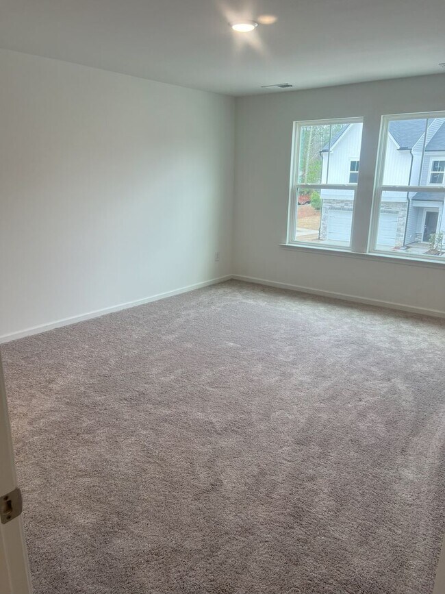 Building Photo - Bright & Modern 3-Bedroom Townhome in a Prime Triangle Location!