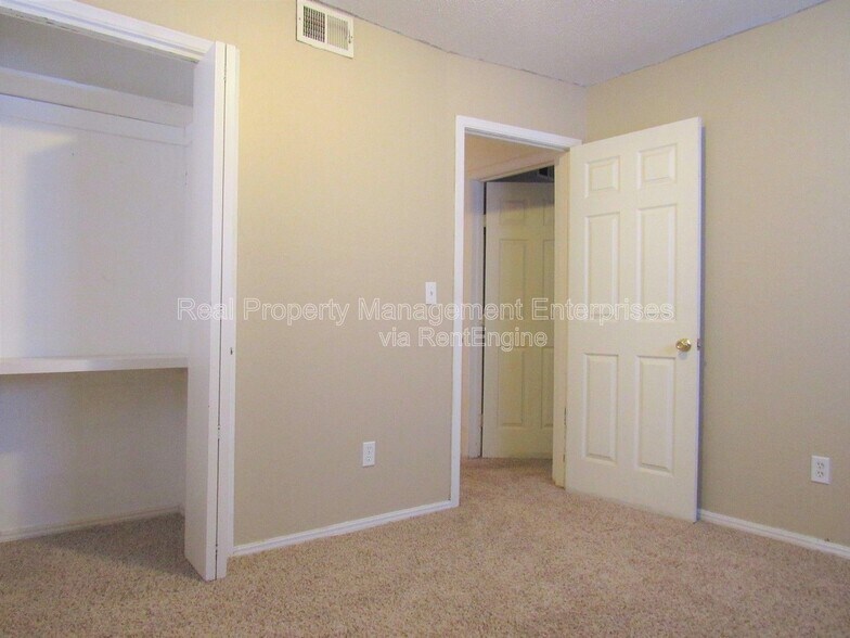 Building Photo - 637 Redstone Ave