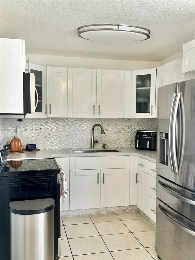 Building Photo - 3251 NW 18th Ct