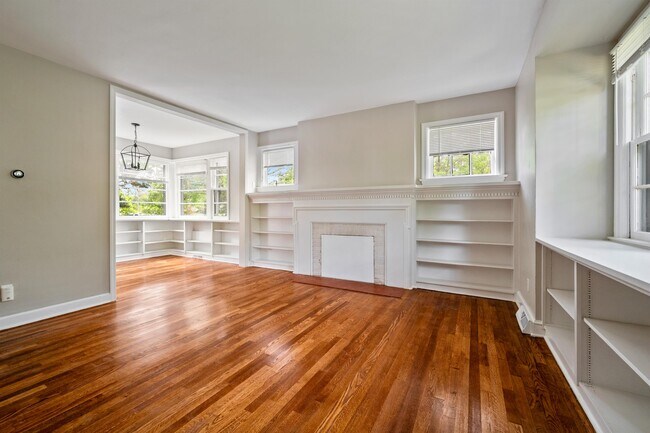 Building Photo - 1122 Lower Ferry Rd