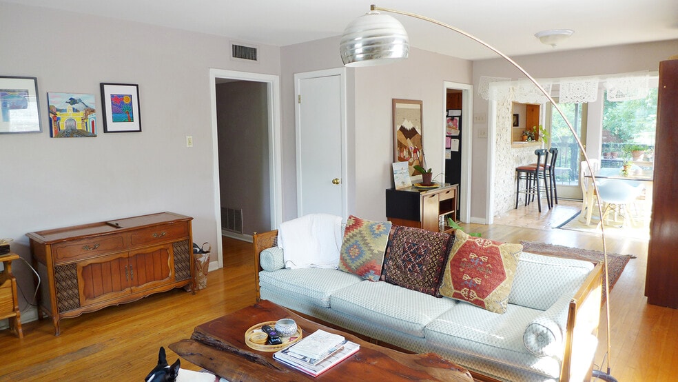 Building Photo - 310 West Mistletoe Avenue