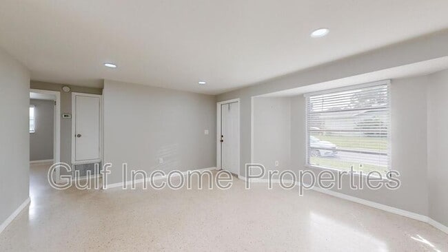 Building Photo - 621 21st St W