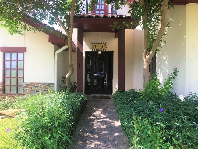 Building Photo - 4Bed/3.5Bath WITH A POOL Now available in Mcallen TX