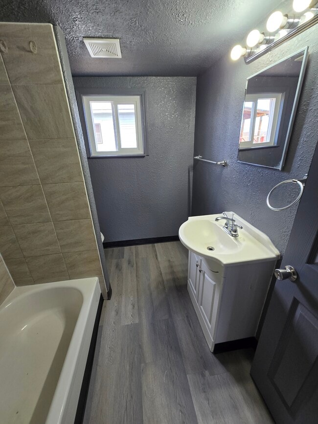 Building Photo - 1320 E Ash St