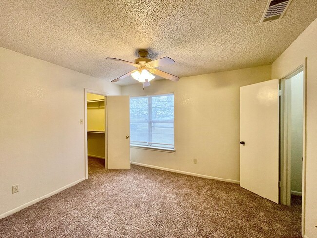 Building Photo - 3004 Chaucer Dr