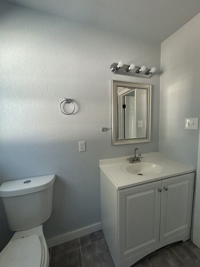 Building Photo - 1208 Alexander St