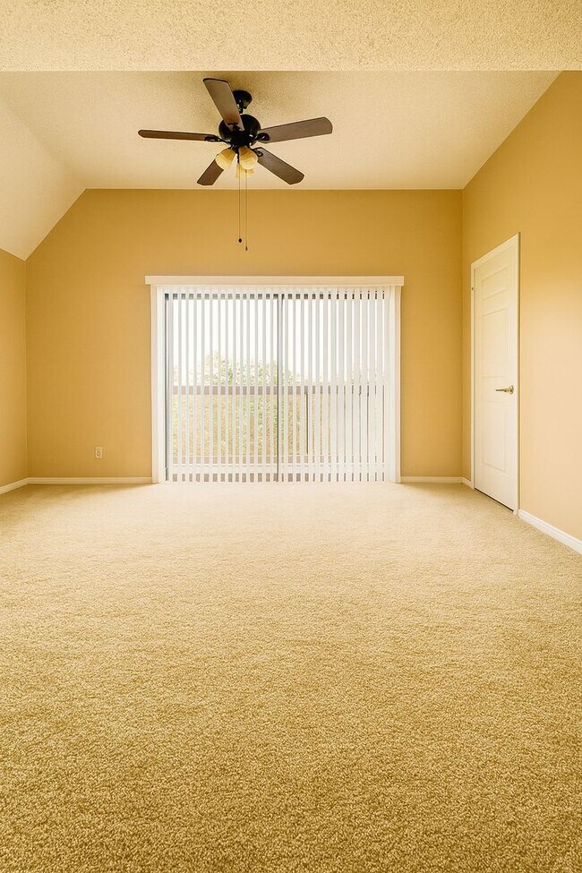 Building Photo - 1/1 3rd Floor with private balcony in gate...