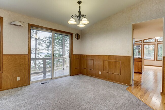 Building Photo - 3 Bedroom 2.5 bathroom nestled in woods with water view