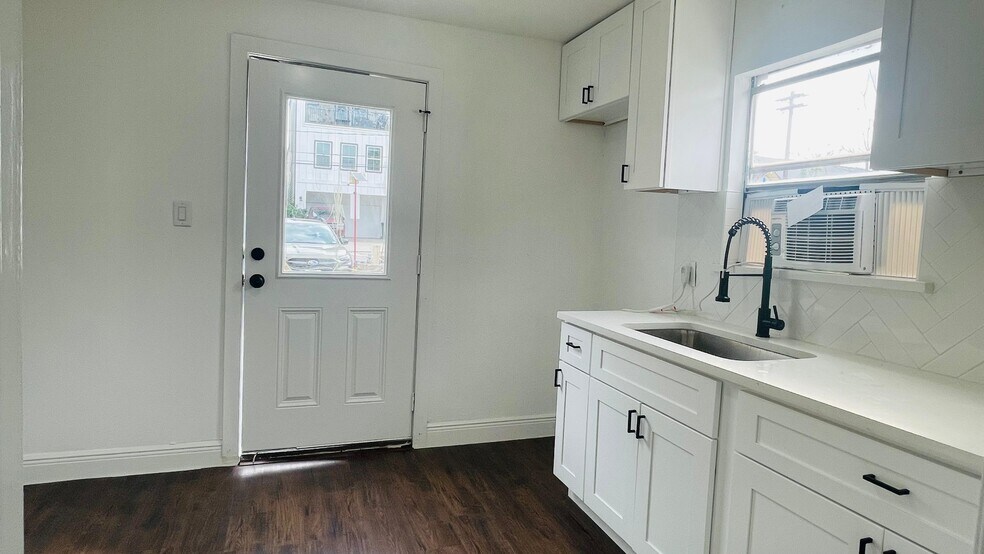 Building Photo - 413 N LIVE OAK St