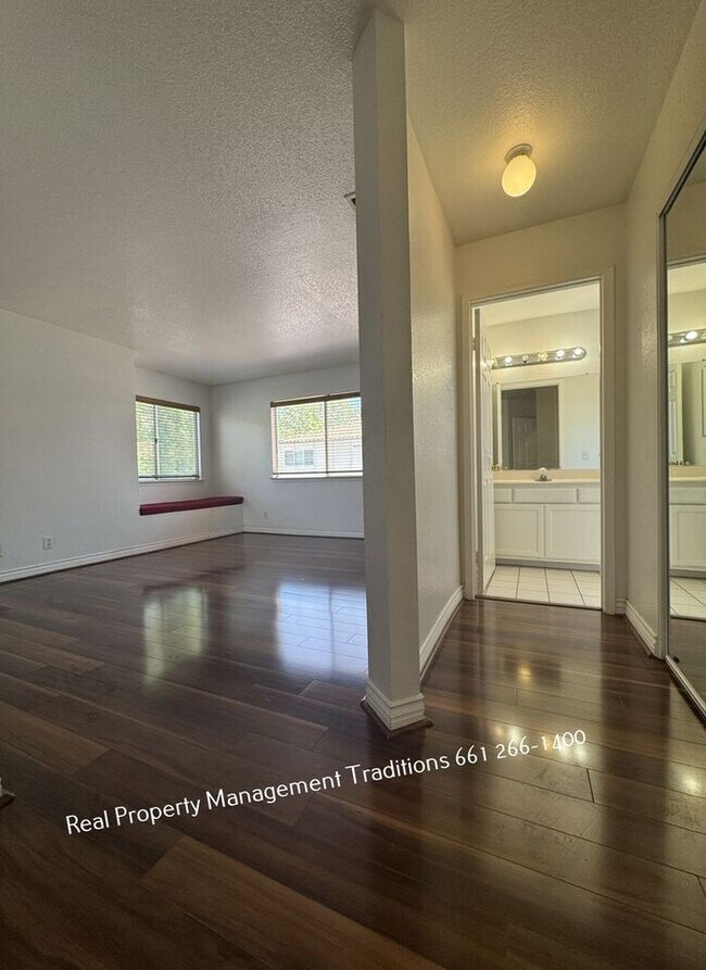 Building Photo - Stylish 3 Bed 2 Bath