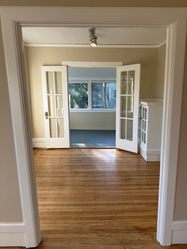 Building Photo - Great 2 Bedroom Rental Home in Crocker Highland District