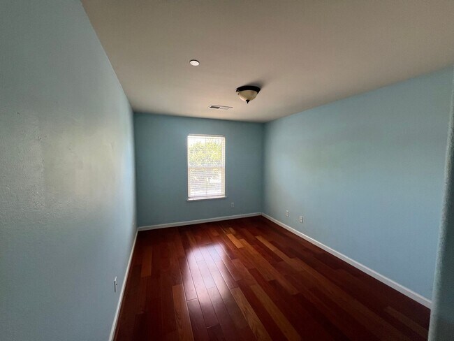 Building Photo - Spacious 4-Bedroom Home in Woodland –Cul-d...
