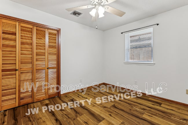 Building Photo - 2444 Somerset Dr