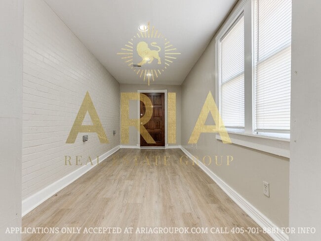 Building Photo - *COMING SOON!* UPDATED 3 BED/2 BATH DUPLEX...