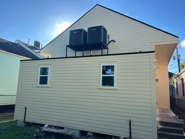 Building Photo - 1015 N Galvez St