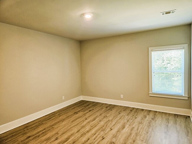 Building Photo - 5 Bedroom / 4 Bath Single Family Home