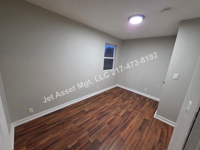 Building Photo - 4 bed, 2 bath HOUSE For Rent