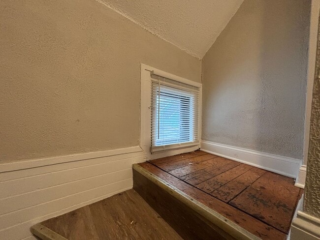 Building Photo - 4 Bedroom 2 Bath Single Family Home W/Garage!