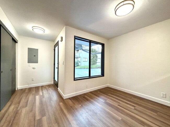 Building Photo - **FREE FIRST MONTH'S RENT** Spacious Townhouse in the Heart of Garden Home~ New LVP Flooring~ Was...