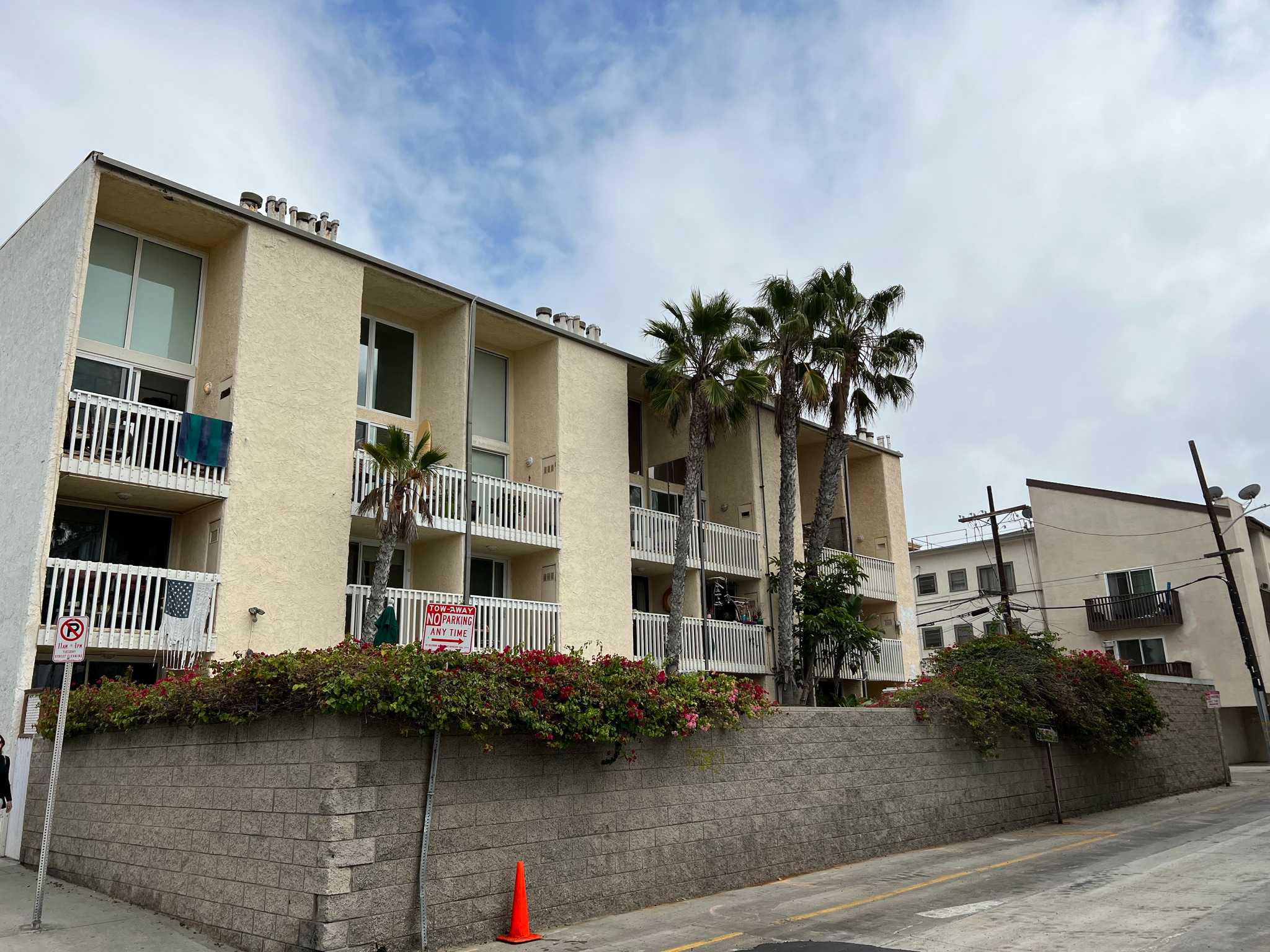 21 unit building with secure entry - 22 Navy St