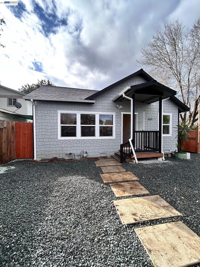 Building Photo - 213 E Ruby St