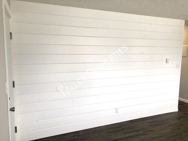 Building Photo - 1900 Parker Cir