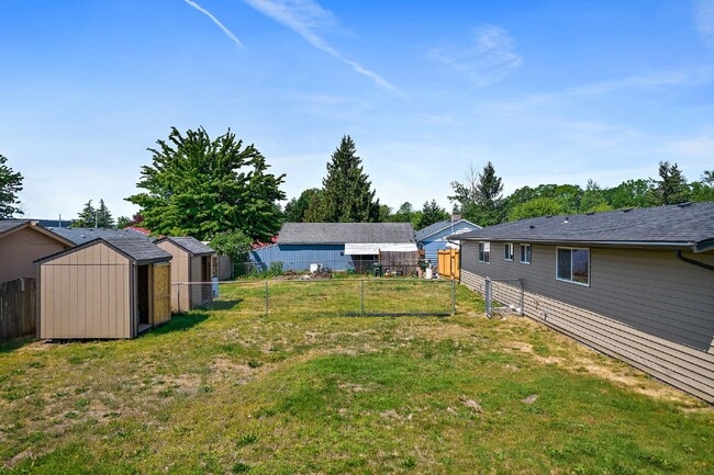 Building Photo - Newly Remodeled 1-Bedroom Duplex Unit with...