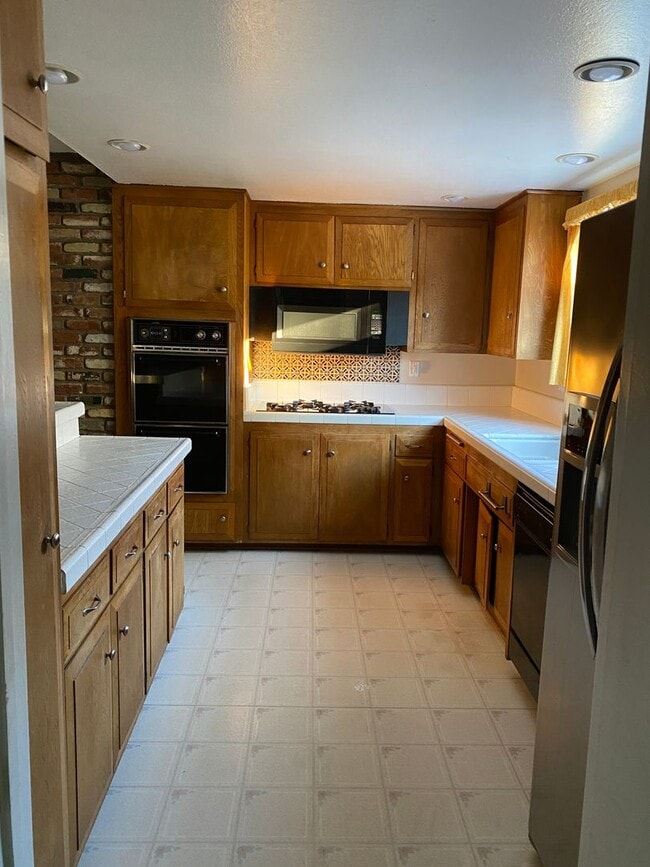 Building Photo - Beautiful 3 bedroom home with pool in Fountain Valley