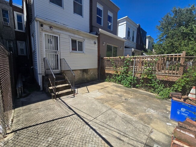 Building Photo - 2435 N 25th St